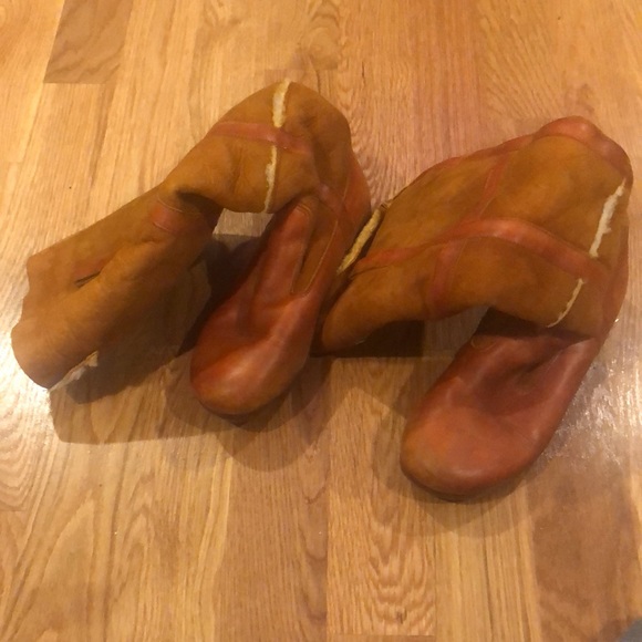 Caramel leather and suede warm and fuzzy inside. Size 10 - Picture 4 of 8